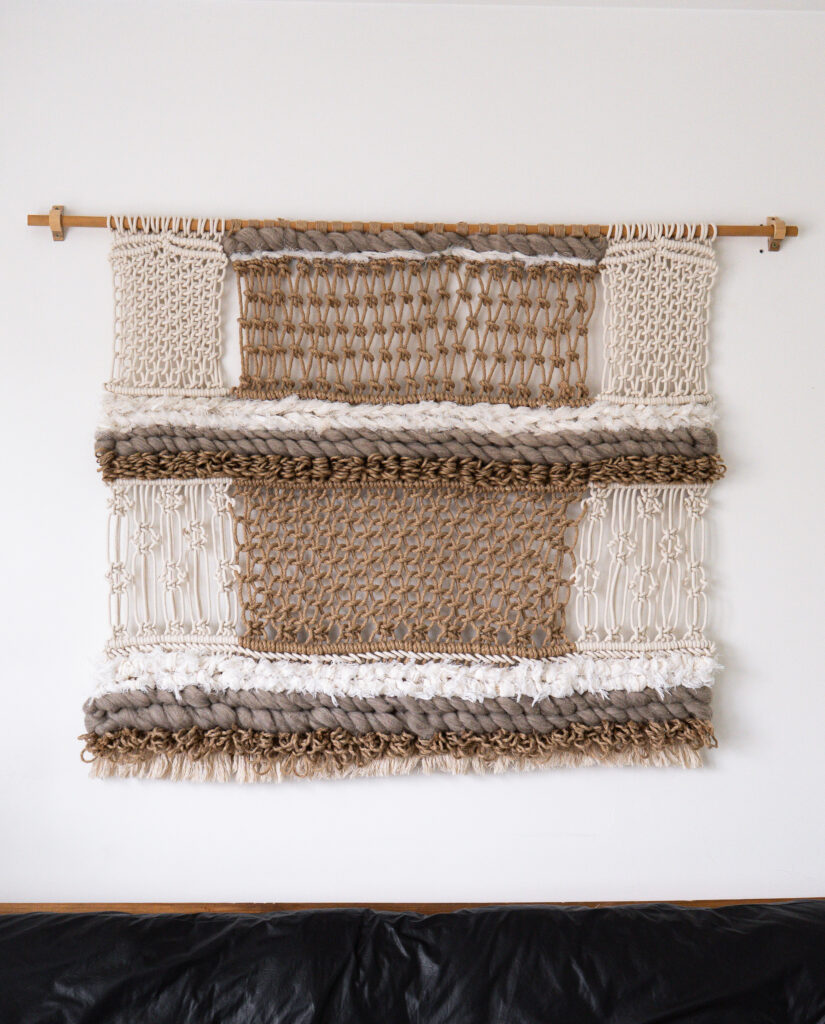 Medidas:
Barral 1,52 mts.
Tapiz 1,10 mts. x 1,20 mts
realizado en sogas de yute y algodón. Fibras textiles variadas.