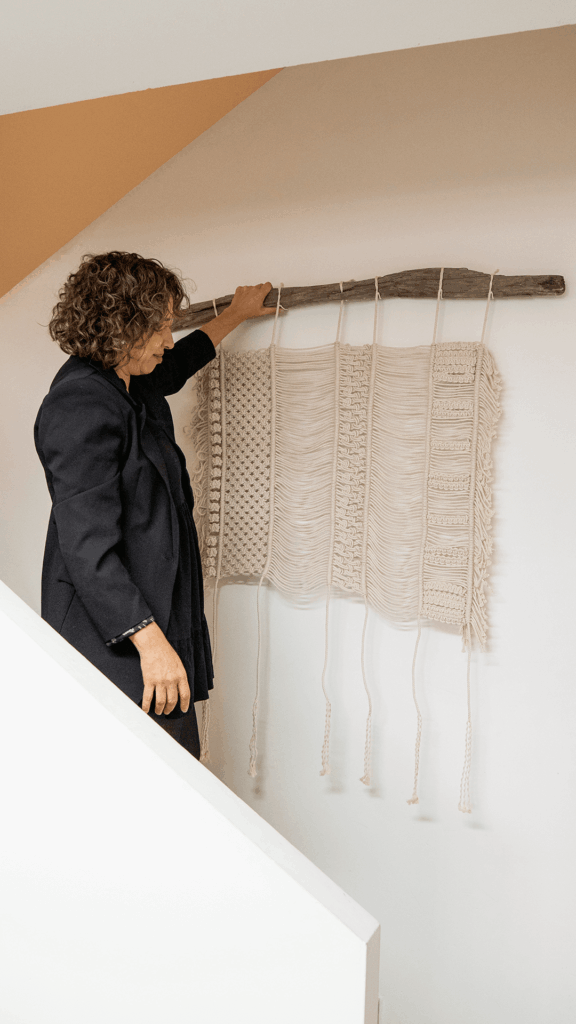 Tapiz realizado con técnicas de Macrame. barral de madera con sogas retorcida de algodón Medidas: Barral: 1,15 mts. Tapiz: 0,90 mts x 1,17 mts.